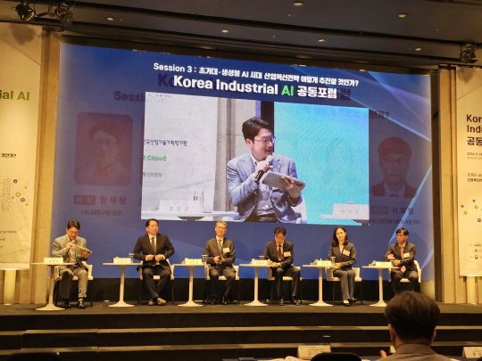 임우형(왼쪽부터) LG AI연구원 상무, 안대중 SK하이닉스 부사장, 하형철 LS일렉트릭 CDO·CIO, 김영옥 HD현대 상무, 김나영 한미약품 전무, 서재형 산기평 자율주행PD가 '코리아 인더스트리얼 AI 공동포럼'에서 패널토의를 하고 있다.  팽동현 기자